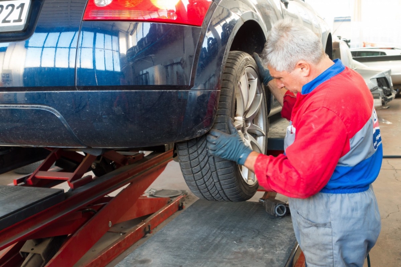 vitrine-GASSIN-min_auto_repair_repair_lift_auto_mechanic_work_clothes_master_professional_man_of_the_fold-685629