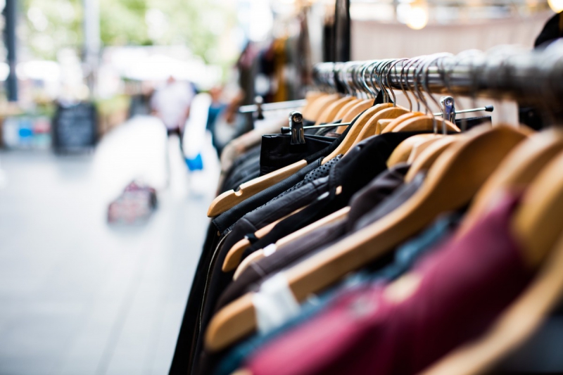vitrine-GASSIN-min_blur_close_up_focus_hanger_jacket_market_people_rack-1176303